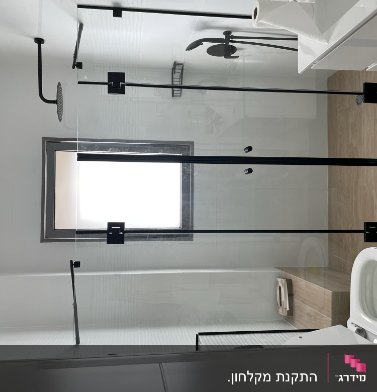 מקלחת עם דלת זכוכית וברז שחור